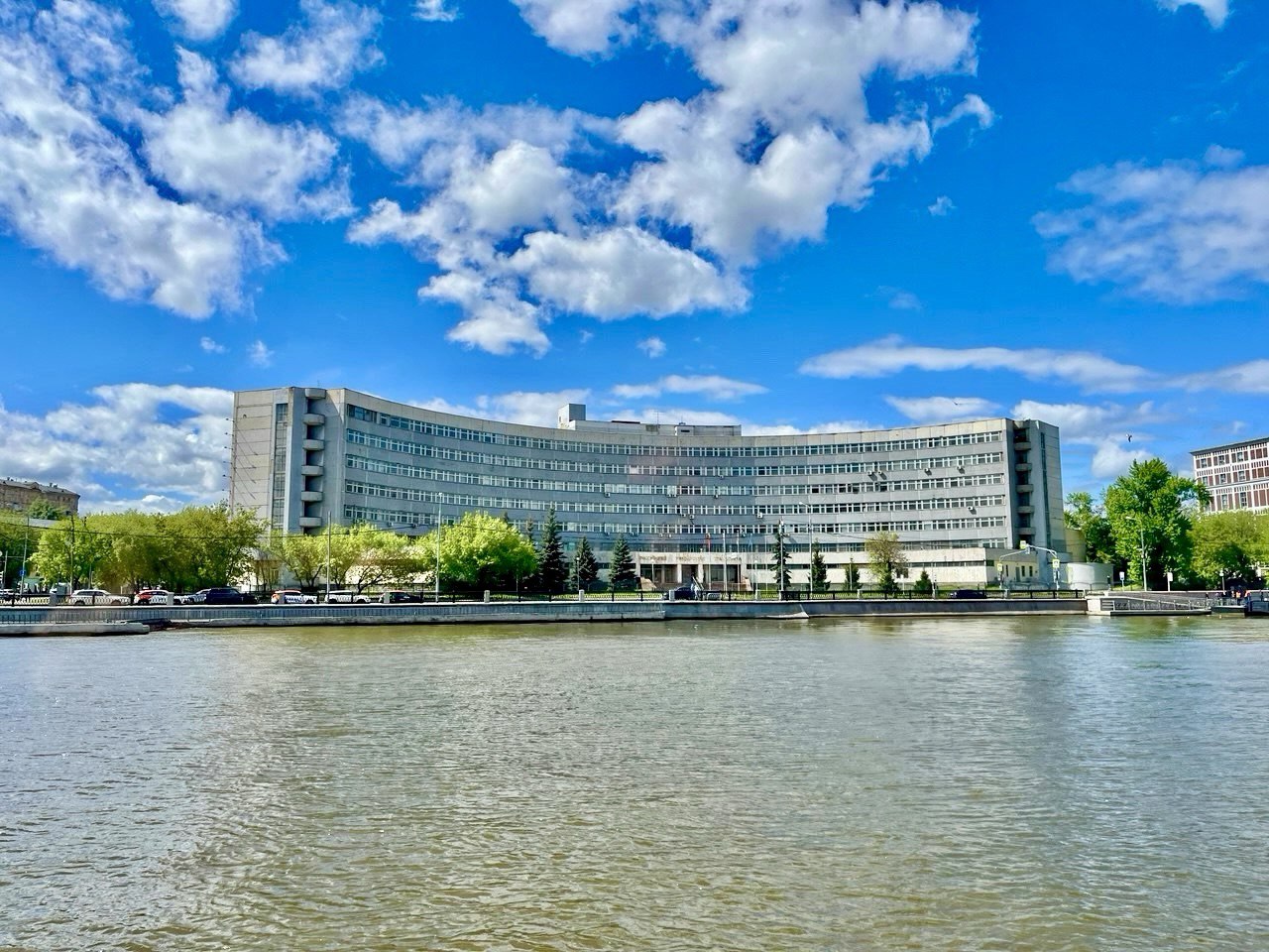 Водные прогулки Москва. Берега силы: святыни и заводы у воды